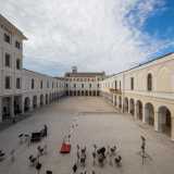 E ammiriamo il cortile del complesso che, delimitato da una serie di archi a tutto sesto che ne caratterizzano il perimetro...
